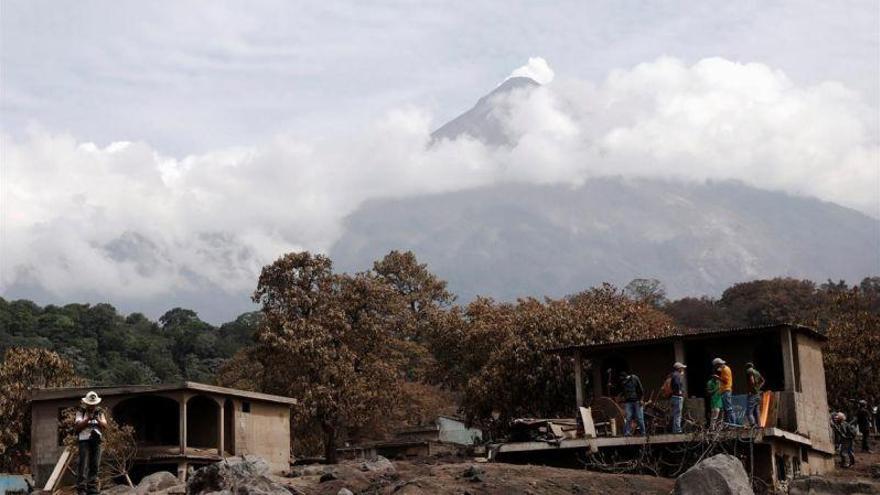 El volcán de Fuego de Guatemala provoca el descenso de flujo volcánico