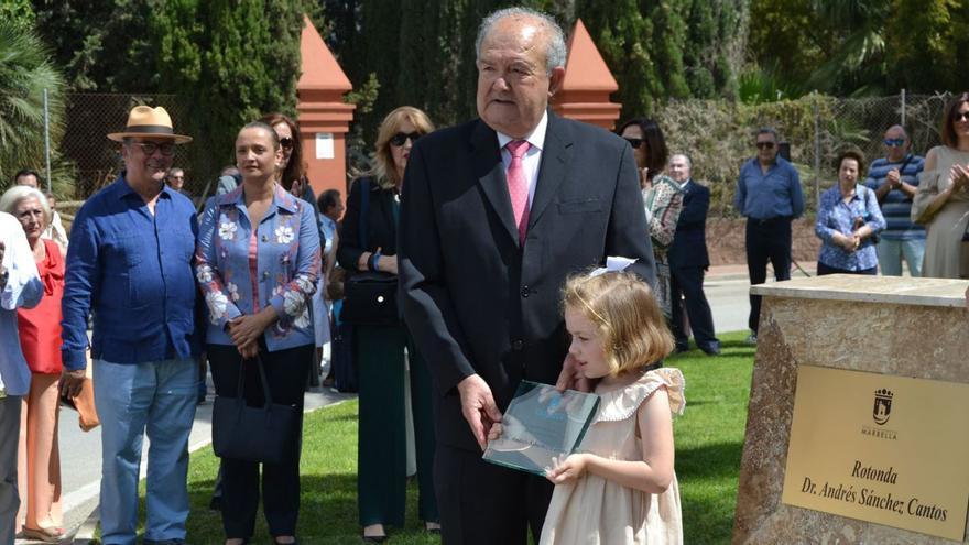 El doctor Sánchez Cantos, junto a su nieta, el sábado, en la glorieta que lleva su nombre. | L.O.