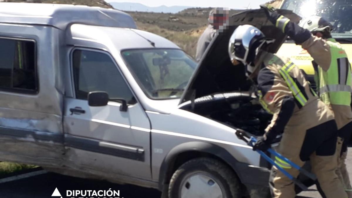 Los bomberos intervienen el vehículo accidentado