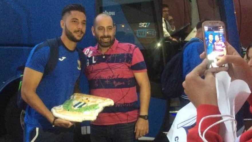 Guerrero posa con el escudo del Leganés hecho con chucherías con que le recibió un aficionado en el hotel de concentración en Gijón.