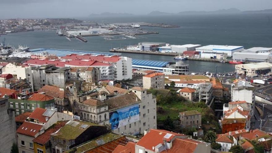 Vista parcial del Barrio do Cura, con el puerto pesquero de O Berbés al fondo.