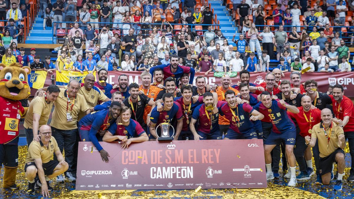 Los jugadores y el cuerpo técnico del Barça celebran su victoria en la final de la Copa del Rey de balonmano, este domingo en el polideportivo Artaleku de Irun (Gipuzkoa).