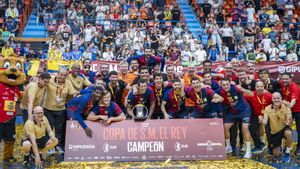 Los jugadores y el cuerpo técnico del Barça celebran su victoria en la final de la Copa del Rey de balonmano, este domingo en el polideportivo Artaleku de Irun (Gipuzkoa).