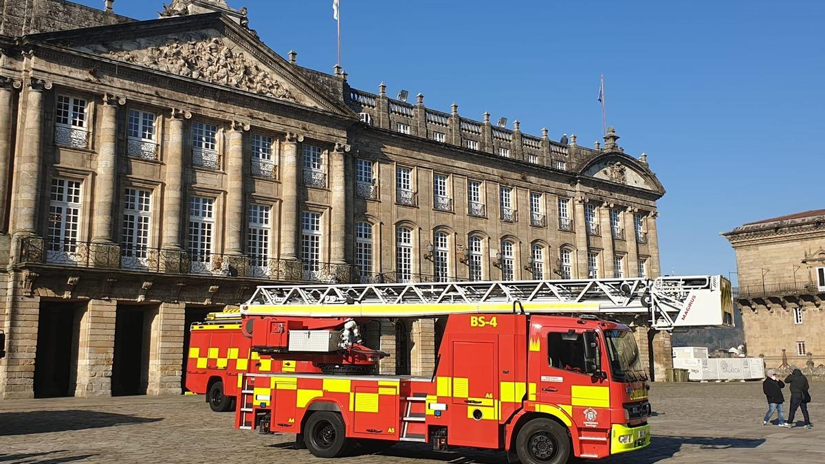 Vehículos de bombeiros na Praza do Obradoiro de Santiago
