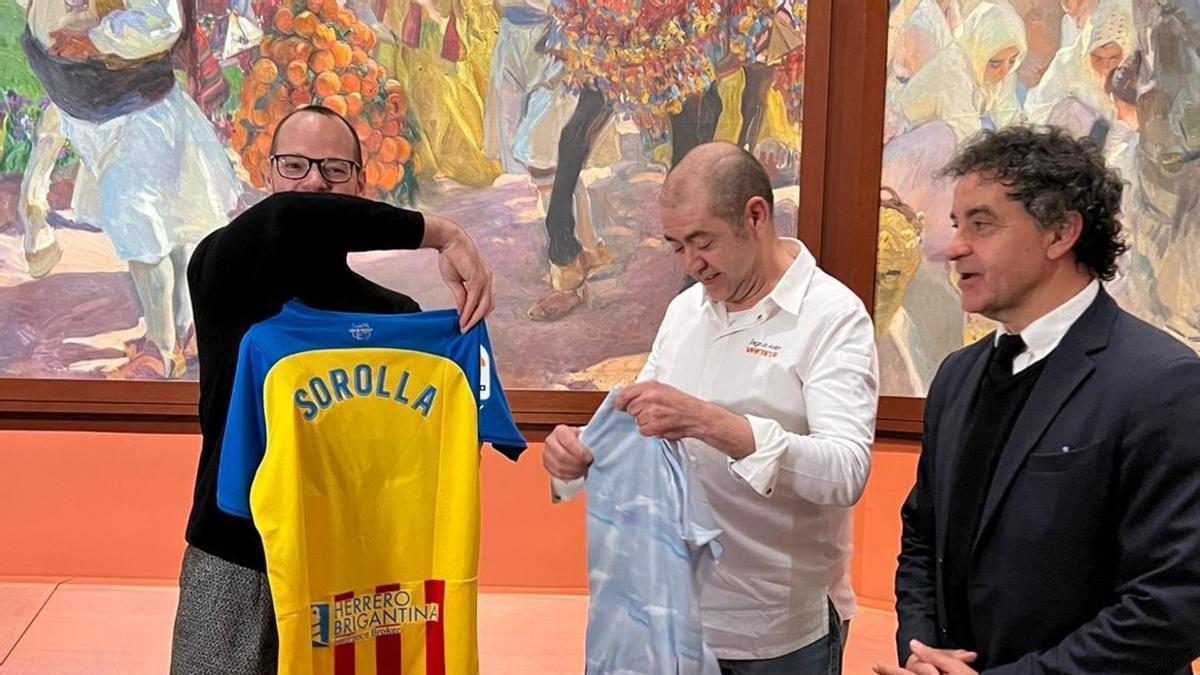 Kientz, con la camiseta de Sorolla, junto al chef Jorde de Andrés y Francesc Colomer, en 2023.