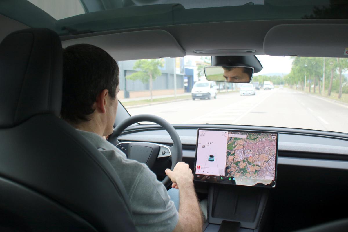 L'interior d'un cotxe 100% elèctric amb la pantalla que informa sobre la ruta i la conducció