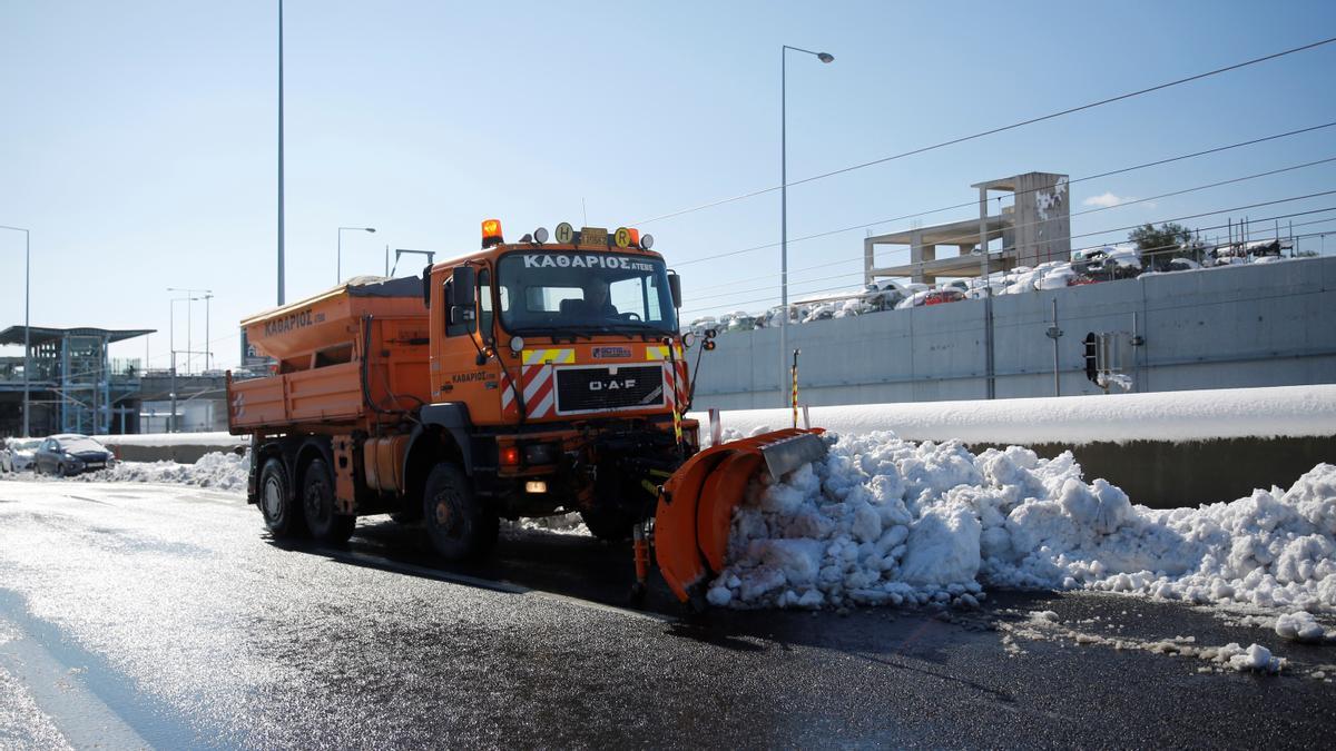 Grecia, bajo la nieve dejada por el temporal Elpis.