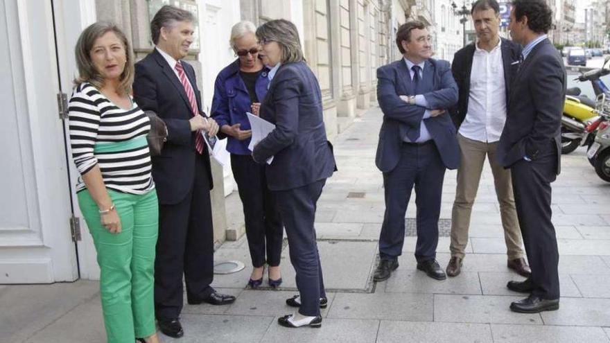 Antes del acto de clausura (de izquierda a derecha): Teresa Pedrosa y Norberto Penedo hablando con Rosa Quintana. Al otro lado de la imagen, Juan Maneiro conversa con Jesús Alonso Escurís.