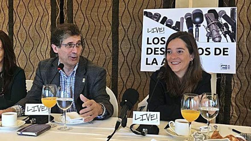 El periodista Manolo Rodríguez, de la Asociación de la Prensa, y la candidata del PSOE a la Alcaldía, Inés Rey.