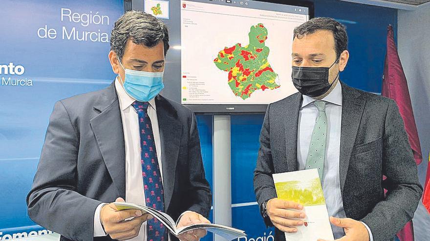 El consejero de Fomento e Infraestructuras, José Ramón Díez de Revenga, y el director general de Territorio y Arquitectura, Jaime Pérez Zulueta, en la presentación.