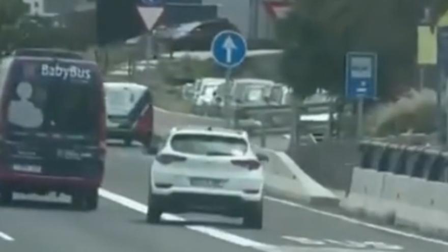 Conducción temeraria en Gran Canaria: un Hyundai blanco negligente sortea coches a gran velocidad