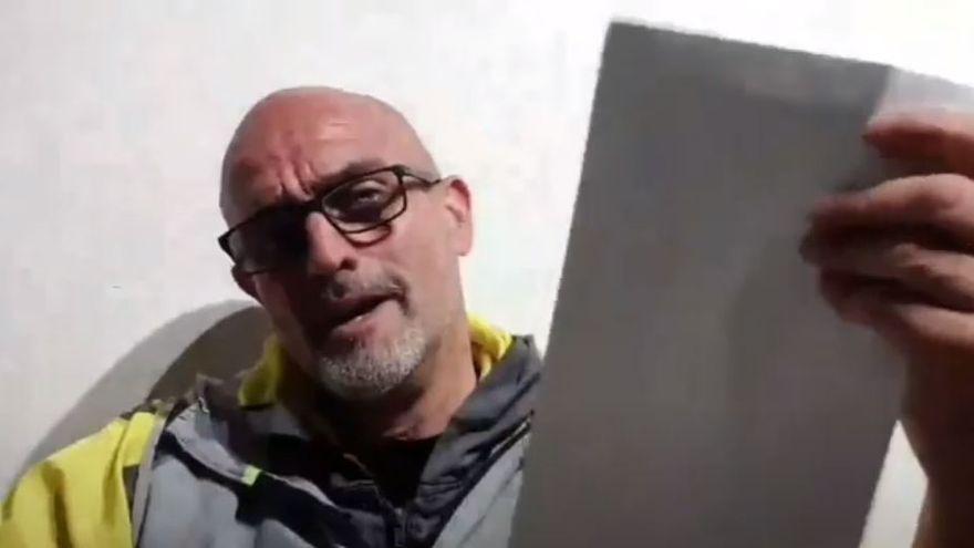Rafael Navarro en una imagen del vídeo en el que leyó el expediente que se le iba a imponer.