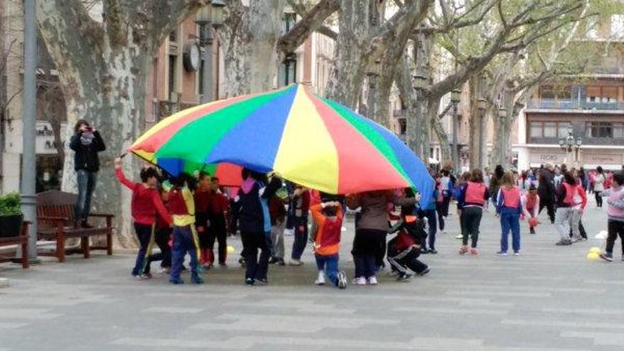 Nens participant al Rodajoc a la Ramba de Figueres.