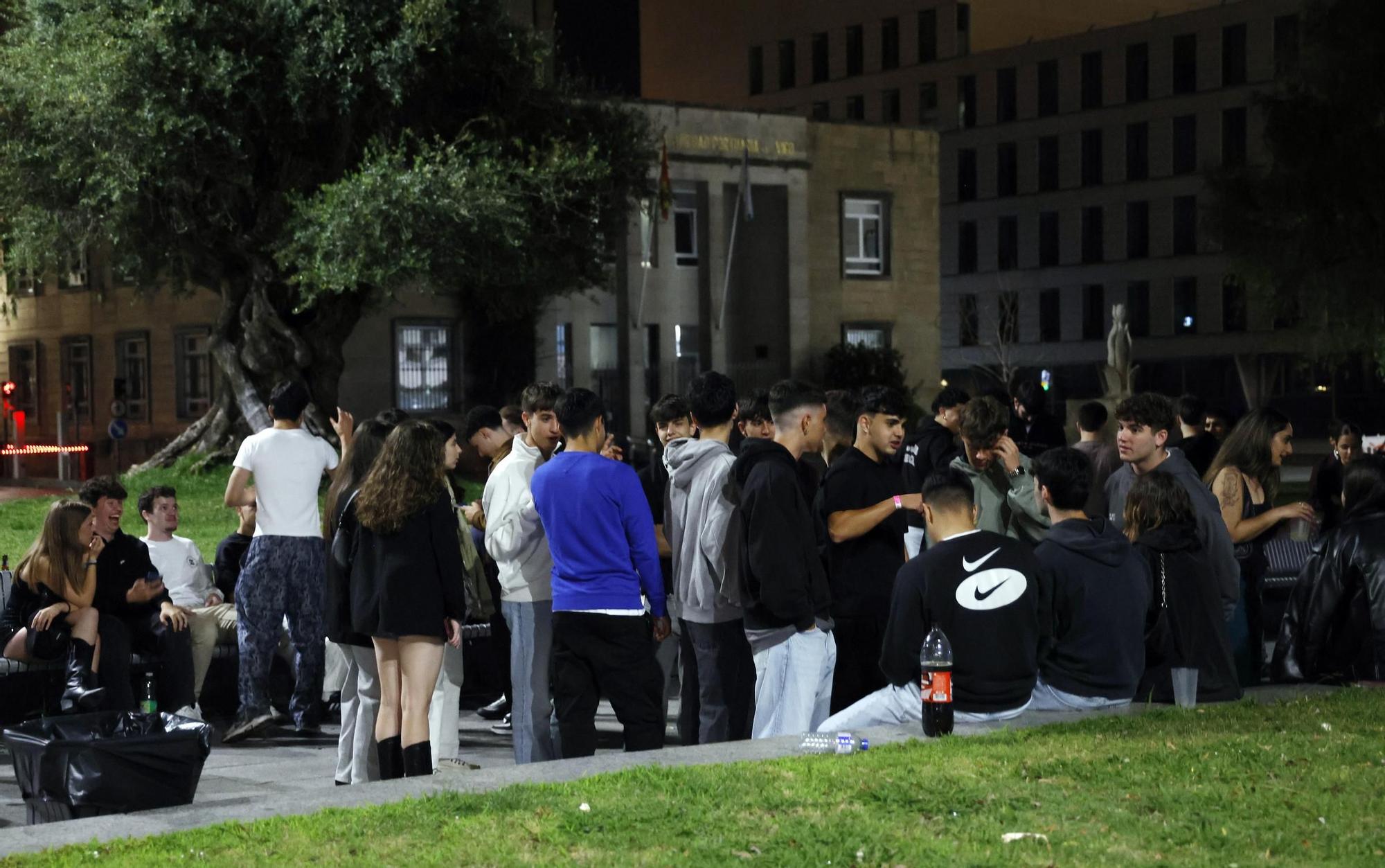 Estudiantes celebran el fin de los exámenes de la PAU y Universidad