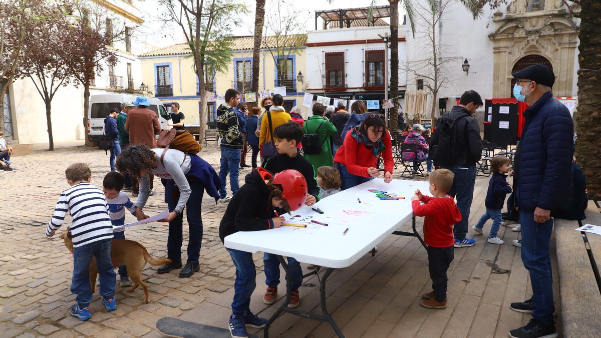 Niños y mayores, participando en las actividades organizadas con motivo del día del árbol.