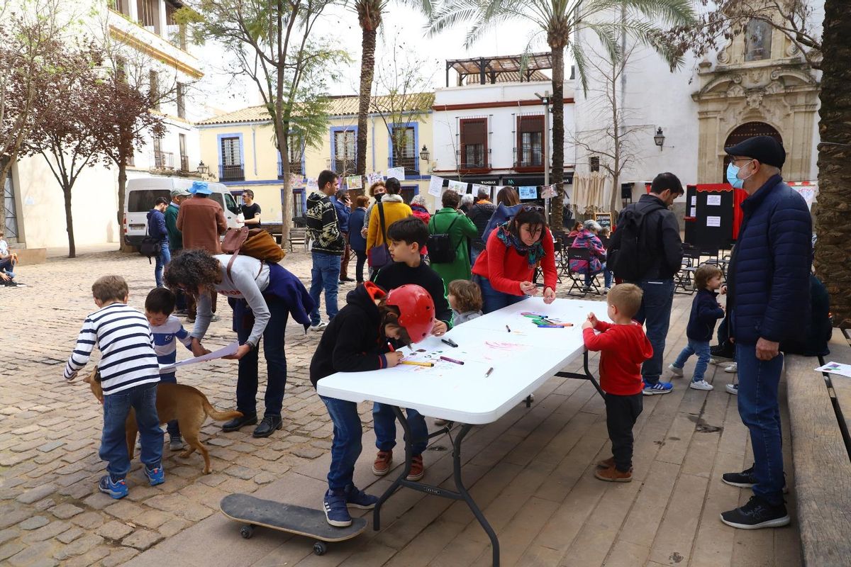 Niños y mayores, participando en las actividades organizadas con motivo del día del árbol.