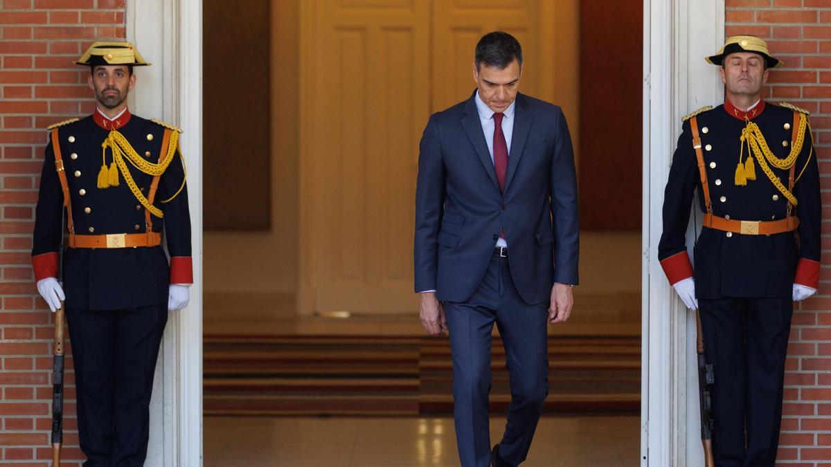 El presidente del Gobierno de España, Pedro Sánchez, sala para recibir al presidente de la República de Lituania, en el Palacio de la Moncloa, a 10 de mayo de 2023, en Madrid (España).
