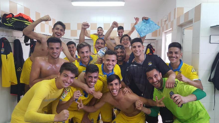 Los jugadores amarillos celebran el triunfo en el vestuario.