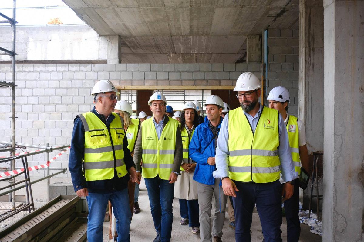 El conselleiro de Educación, Román Rodríguez, visita las obras del nuevo CEIP de O Milladoiro