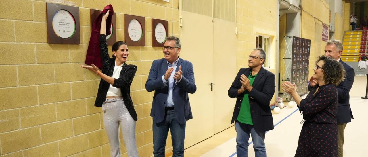 Lourdes Mohedano descubre la placa por su medalla olímpica.