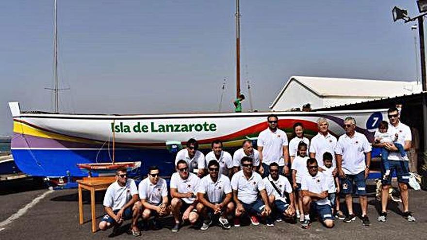 El barquillo &#039;Isla de Lanzarote&#039; junto a su tripulación, ayer, en el Centro Insular de Deportes Náuticos.