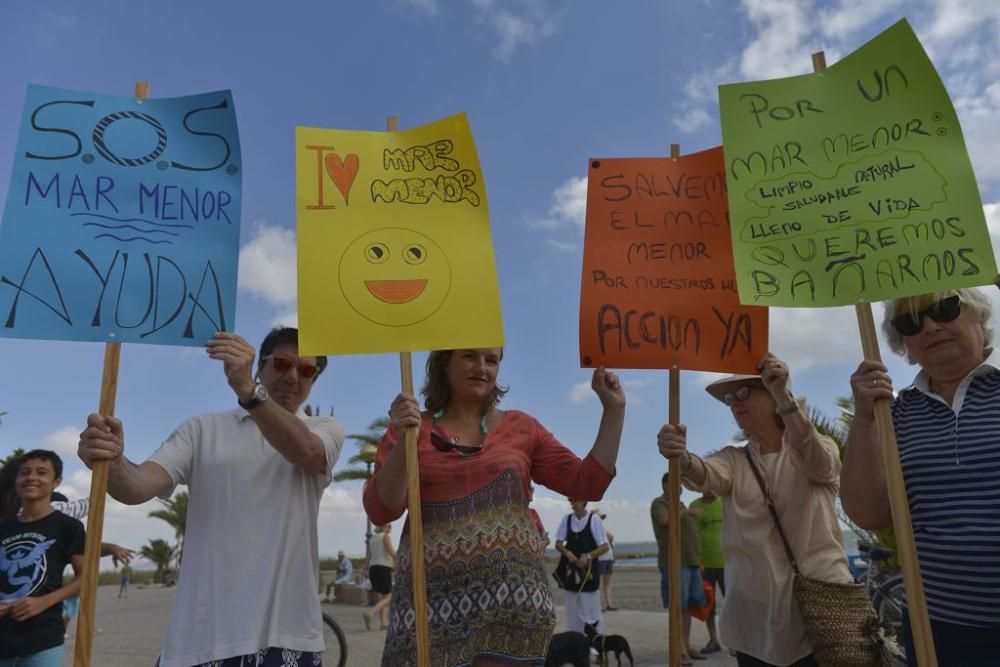 Protesta ante un Mar Menor que amanece cubierto de espuma