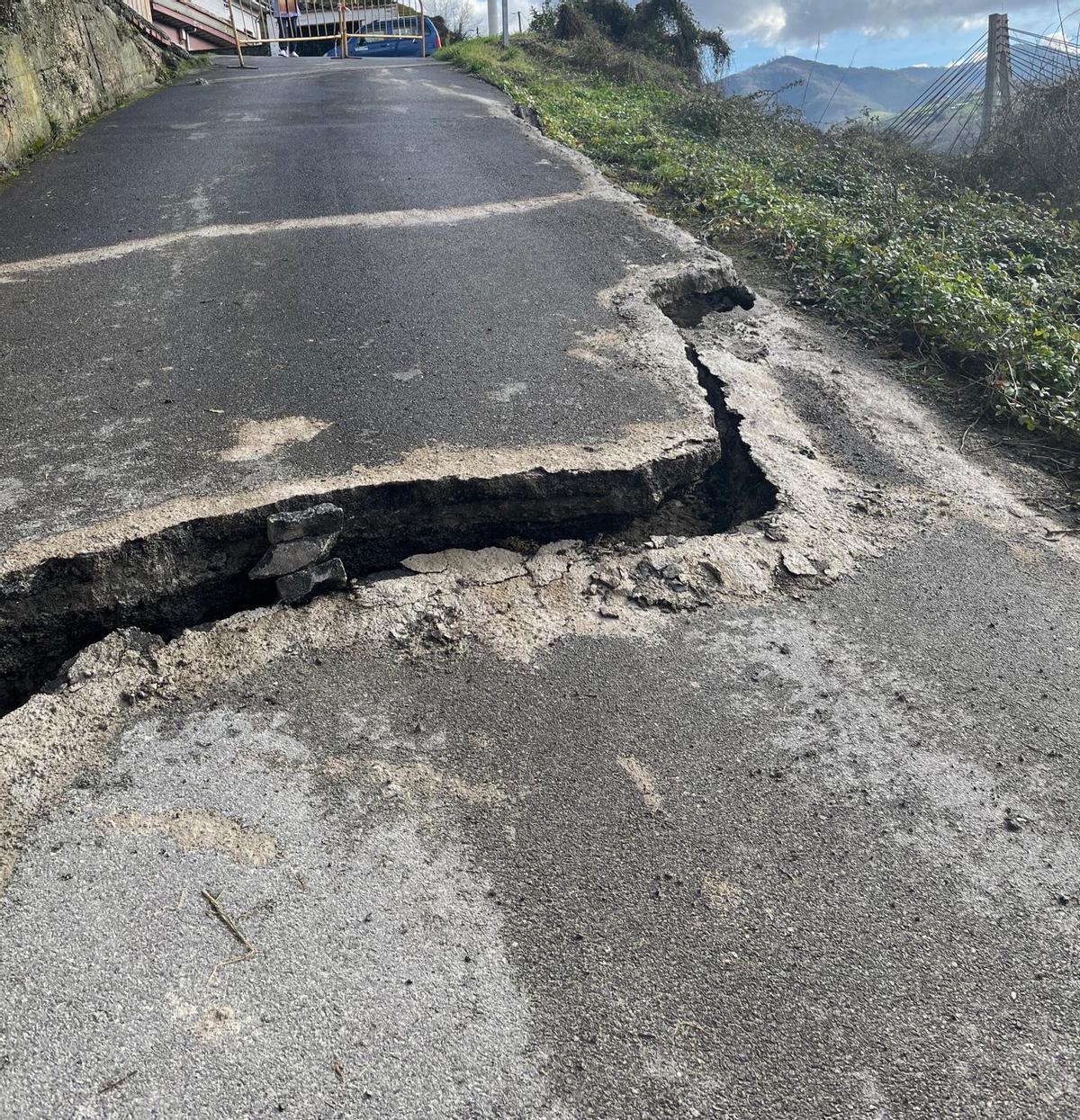 Otra de las grietas aparecidas en la zona.