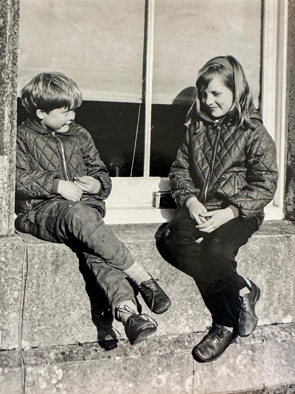 Hermano y hermana pasando el rato en el alféizar de una ventana de Park House, 1970.