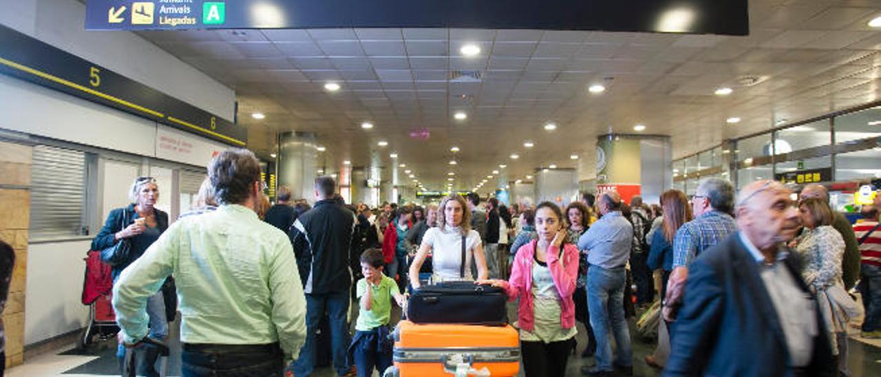 Imagen de archivo de varios pasajeros en el aeropuerto de Gran Canaria.