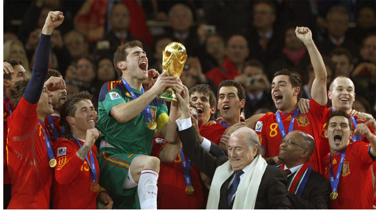 Iker Casillas recoge la copa de campeones del mundo en Sudáfrica 2010