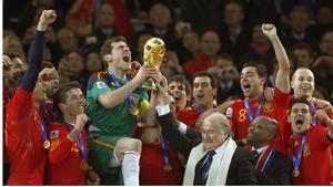 Iker Casillas recoge la copa de campeones del mundo en Sudáfrica 2010