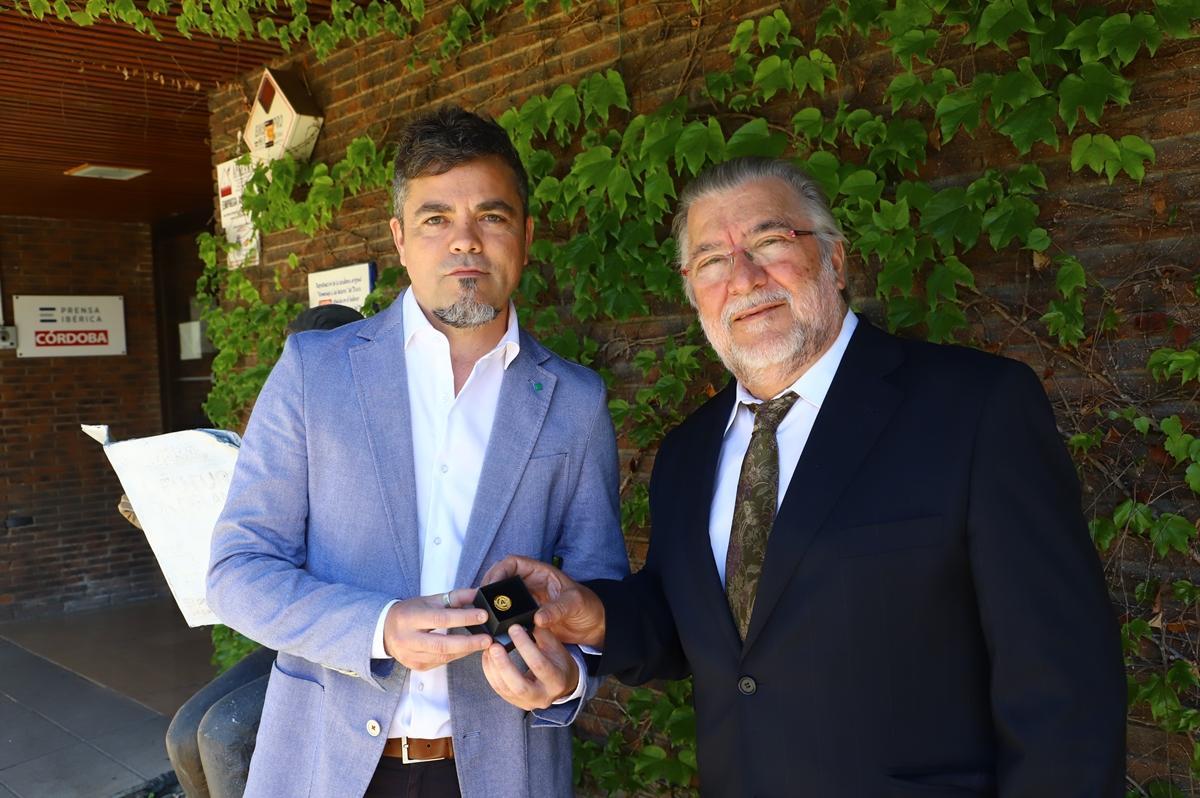 Francisco Molina entrega la insignia de honor a Diario CÓRDOBA.