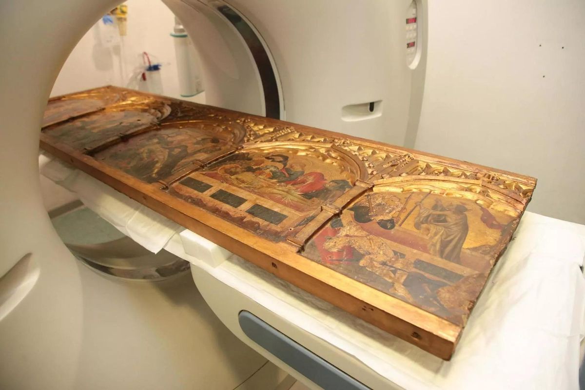 Trabajos de investigación y restauración en la predela del retablo.