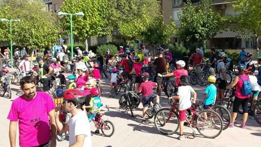 Más de 250 personas acuden a la «bicicletada» de Ontinyent por la movilidad sostenible