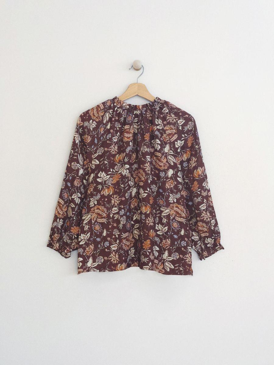 Blusa con print en burdeos