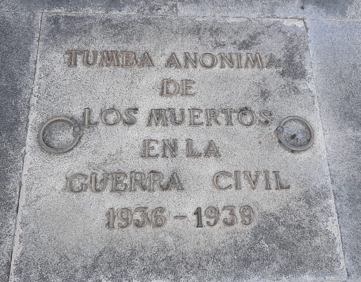 Imagen de la inscripción que recuerda a los muertos anónimos de la guerra civil en el cementerio de Vila-real.