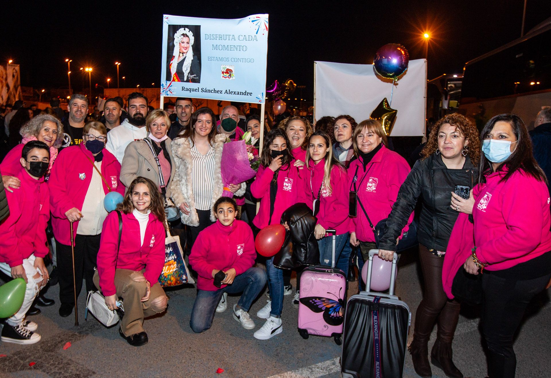 Multitudinario recibimiento tras promocionar les Fogueres en Zaragoza