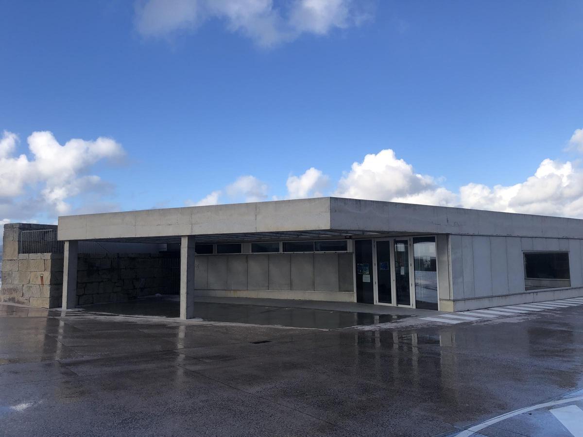 Fachada de la parte del complejo destinada al Club de Jubilados.