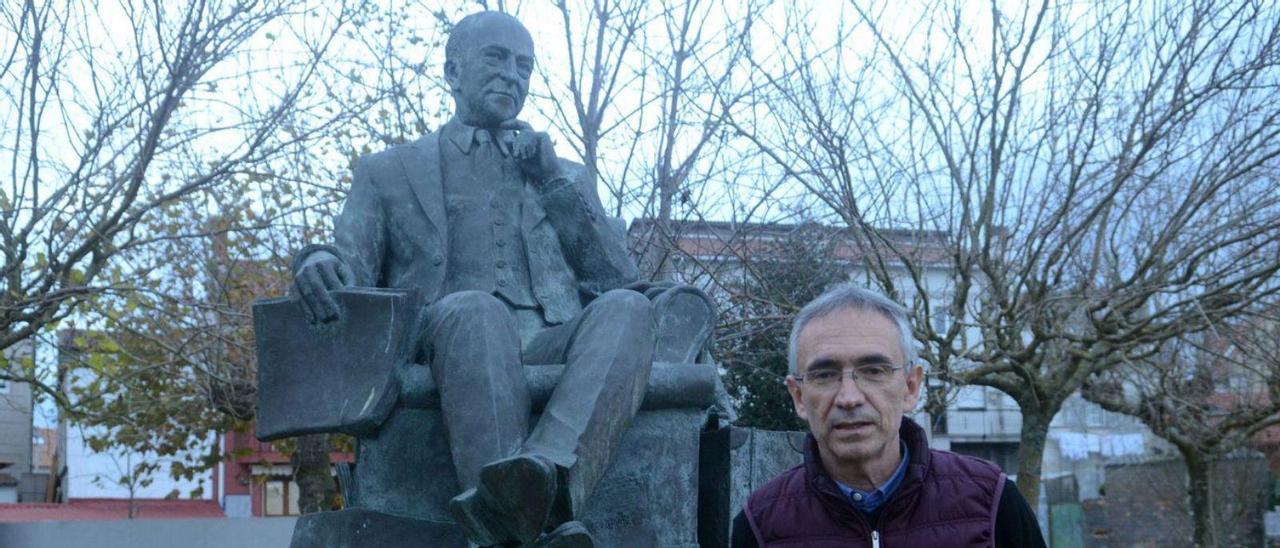 Benito Leiro, junto a la estatua de Julio Camba, en Vilamaior.  |  // NOÉ PARGA