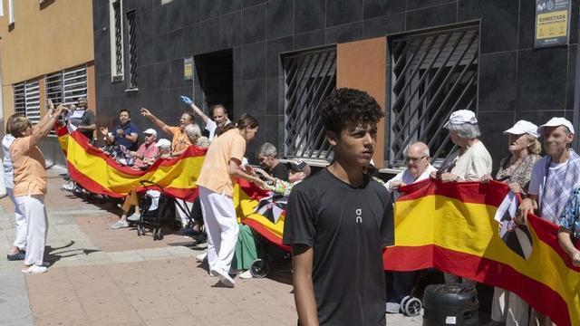 Pacients i treballadors d’una residència de gent gran de Ceuta denuncien inseguretat als carrers, ahir. | MARCOS MORENO / EUROPA PRESS