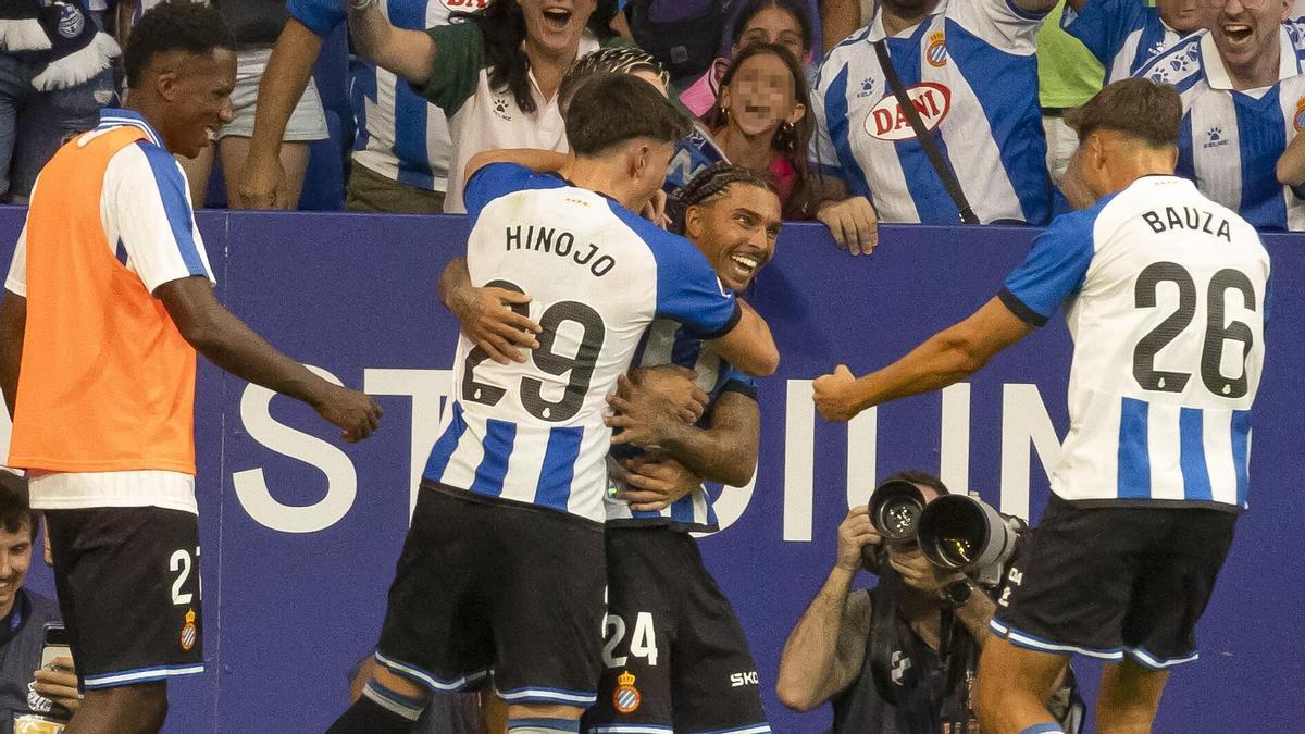 Roger Hinojo, celebrant el tercer gol de Tyrhys Dolan