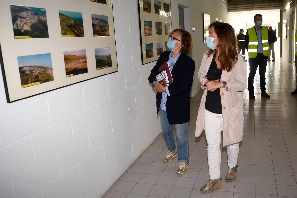 LA ALCALDESA INÉS REY (D) CELEBRA JUNTO A LA CONCEJAL ESTHER FONTÁN EL DÍA DEL MEDIO AMBIENTE, CON UNA VISITA AL CENTRO DE REFERENCIA CLIMÁTICO DE BENS. EN LA JORNADA, ANUNCIÓ QUE EL EDIFICIO LLEVARÁ EL NOMBRE DEL FALLECIDO FERNANDO ROADE
