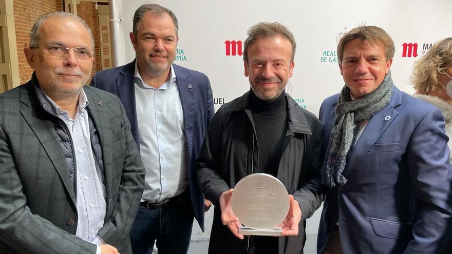 De izquierda a derecha, José Manuel Ferreira, vicepresidente de la Cámara de Comercio de Oviedo; Carlos Paniceres, presidente de la Cámara ovetense; el chef Nacho Manzano y  José Luis Álvarez Almeida, presidente de OTEA