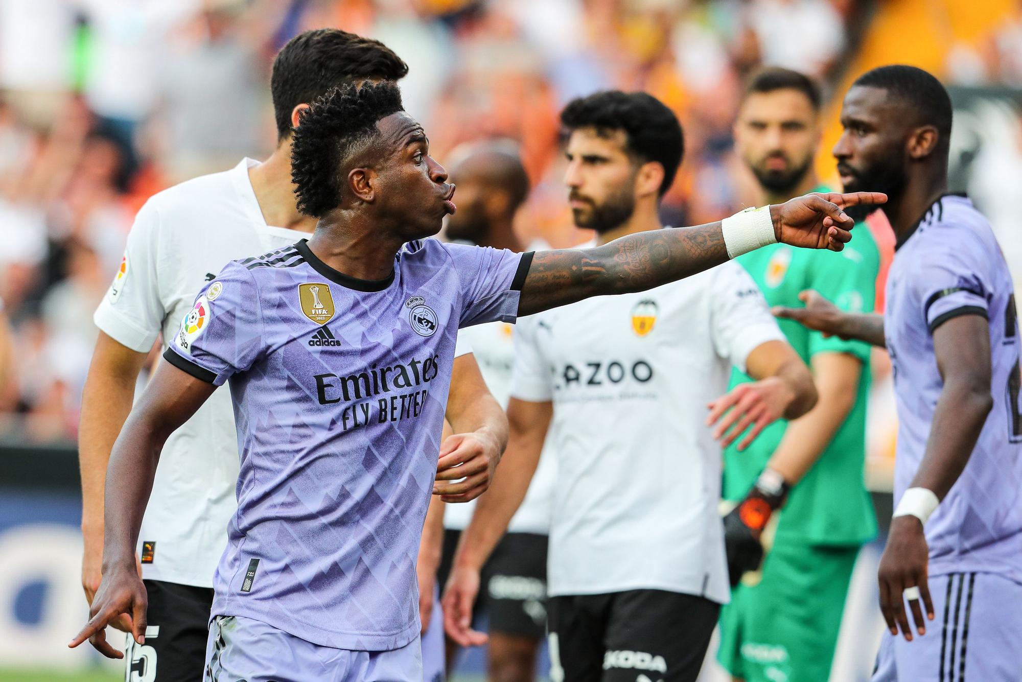 Vinicius Junior protesta por los insultos y su expulsión contra el Valencia en Mestalla.