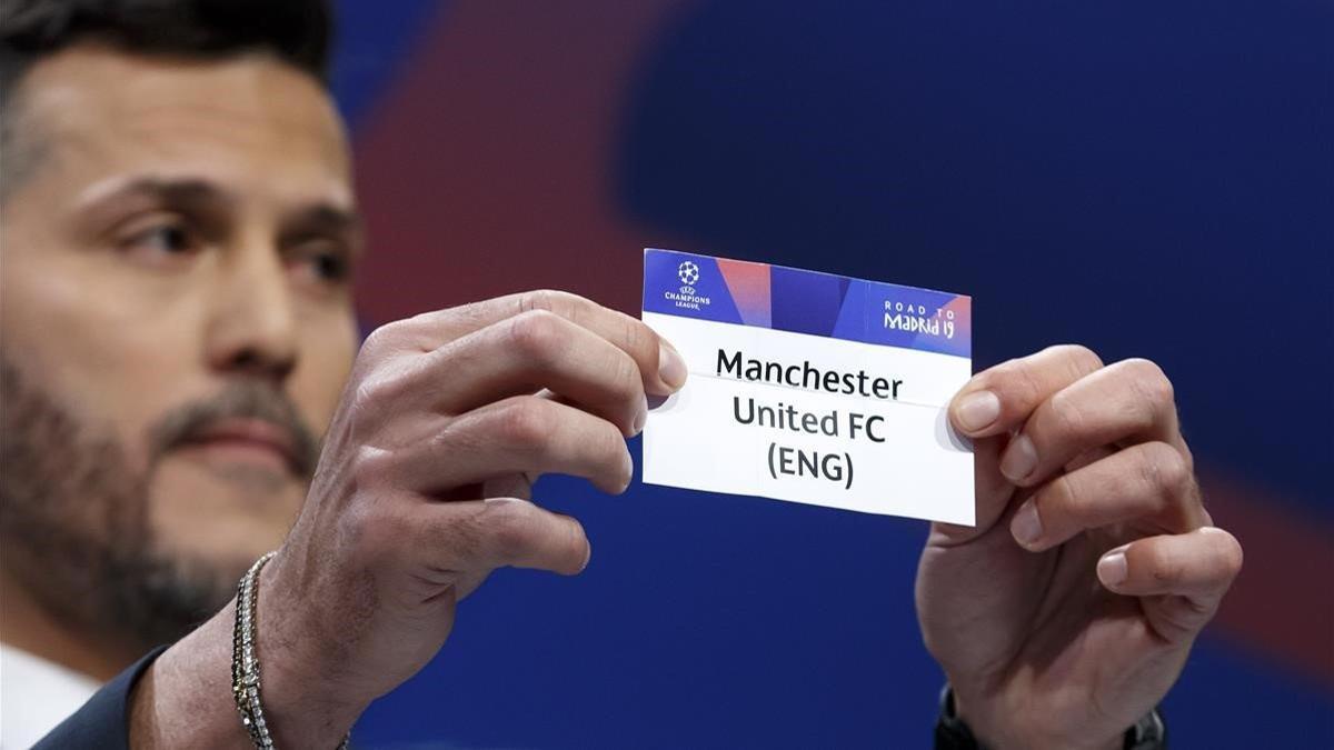 El exportero brasileño Julio Cesar muestra la papeleta del Manchester United, rival del Barça en cuartos de Champions.