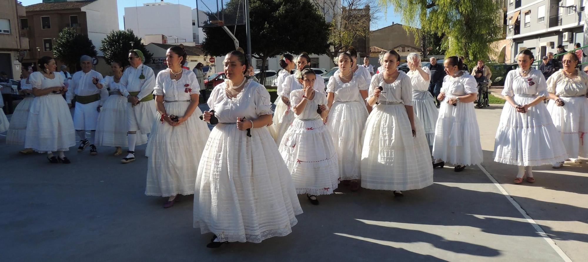 Así fue la espectacular "dansà" en ropa interior de la falla Mont de Pietat