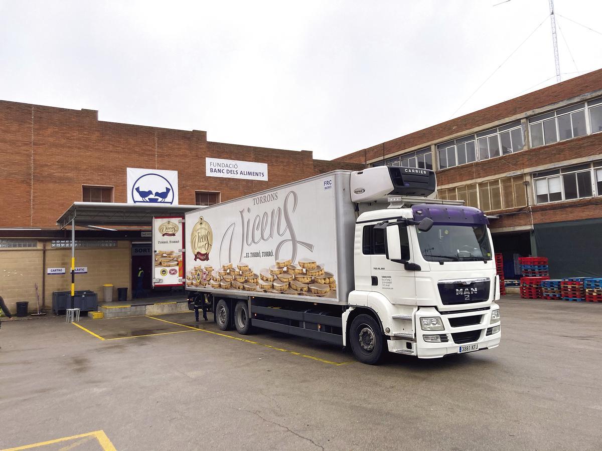 Camión de Torrons Vicens en la sede de Banc dels Aliments