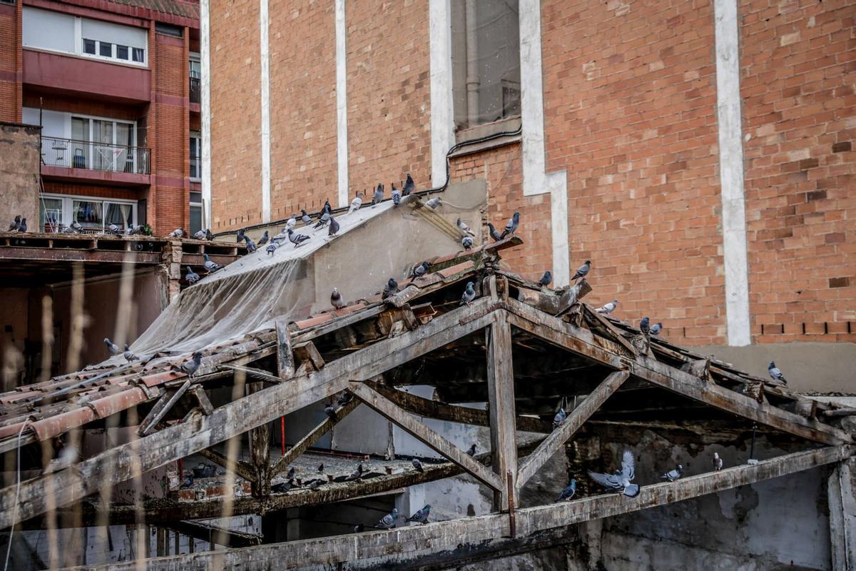 Quejas por un edificio abandonado en Poble Sec