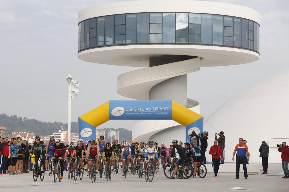 Carrera popular con Javier Gómez Noya, premio "Princesa de Asturias" de los Deportes 2016, en Avilés