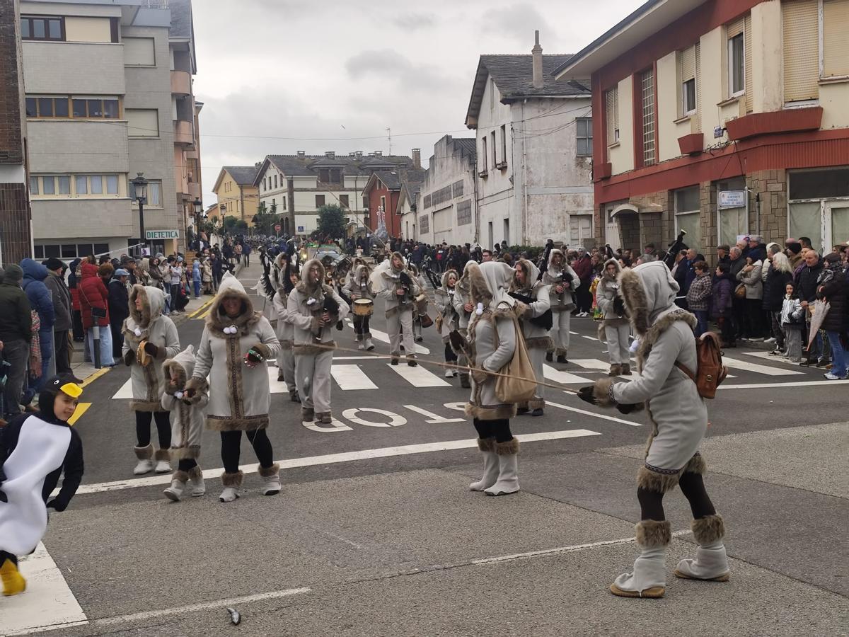 El carnaval de Tapia resiste a pesar de la lluvia